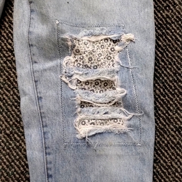Vintage High Rise Zip Code Jeans Size 9/10 Heavily Distressed Flowers Mom jeans - Picture 4 of 17
